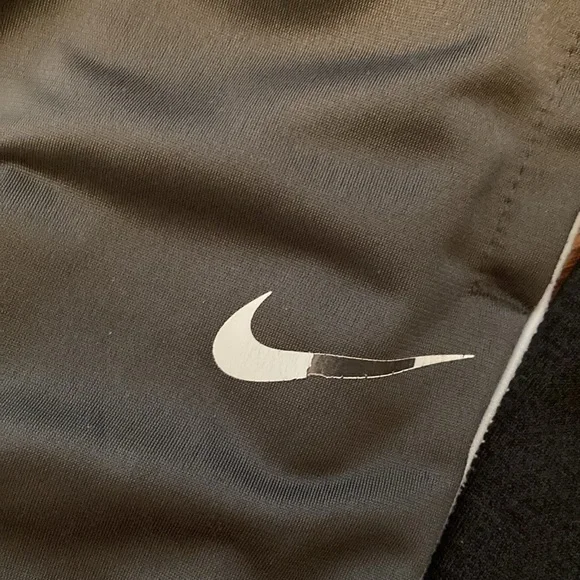 Bundle of 6 Nike hoodies, pull over & 3 sweatpants. Total of 9 items - Picture 13 of 16